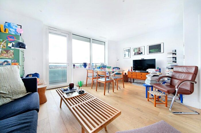 1 Bedroom Flat For Sale In Lombard Wharf, Lombard Road, SW11