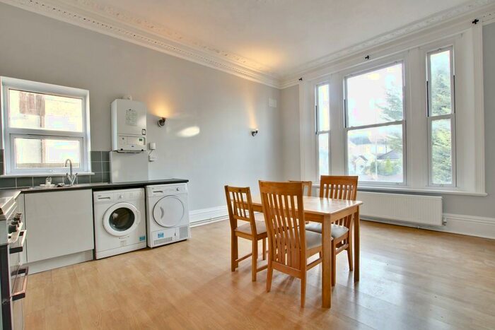2 Bedroom Flat To Rent In Hayes Lane, Bromley, BR2