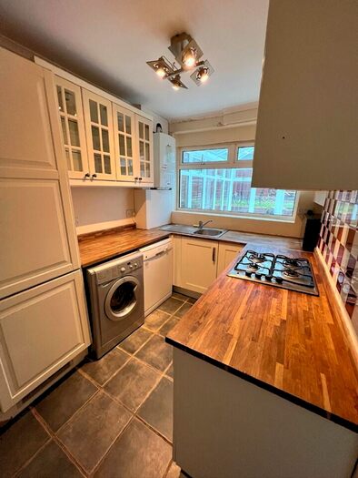 2 Bedroom Semi-Detached House To Rent In Bynes Road, CR2