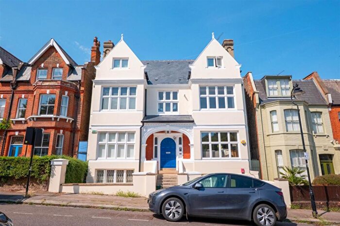 2 Bedroom Apartment For Sale In Claremont Road, Highgate, London, N6
