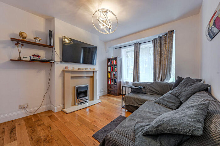 2 Bedroom Flat For Sale In Chinbrook Road, Grove Park, London, SE12