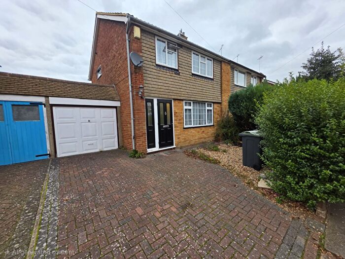 3 Bedroom Semi-detached House To Rent In Carsdale Close, Luton, Bedfordshire, LU3
