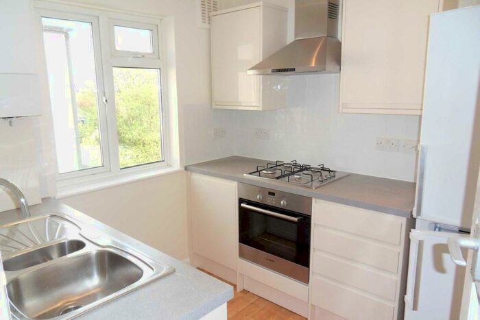 2 Bedroom Flat To Rent In Stonecot Hill, Sutton, SM3