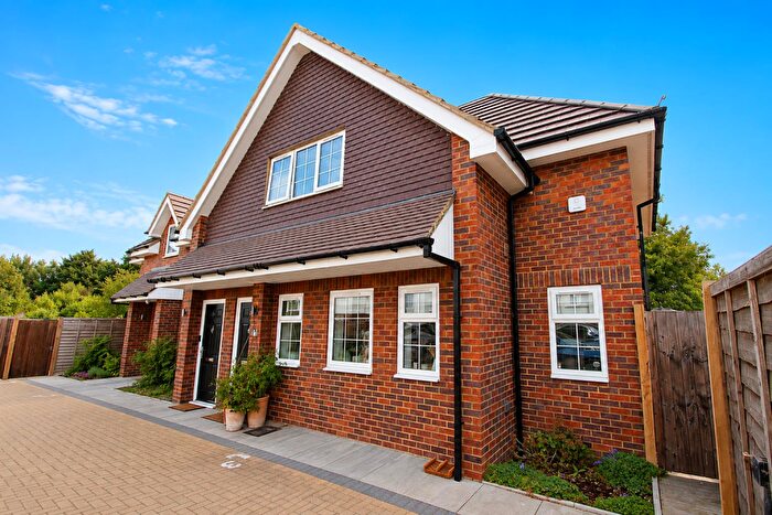 3 Bedroom End Of Terrace House For Sale In Dunsbury Drive, South Croydon, CR2
