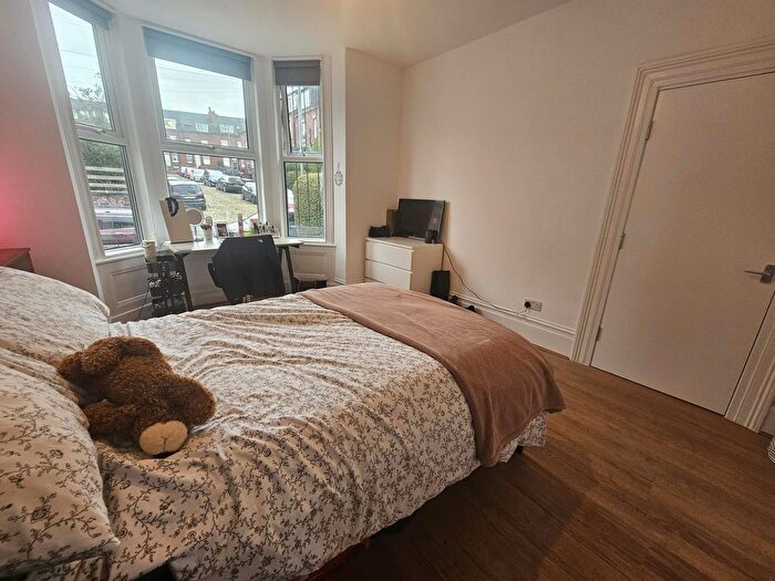 6 Bedroom Semi Detached House To Rent In Brudenell Grove, Leeds, LS6