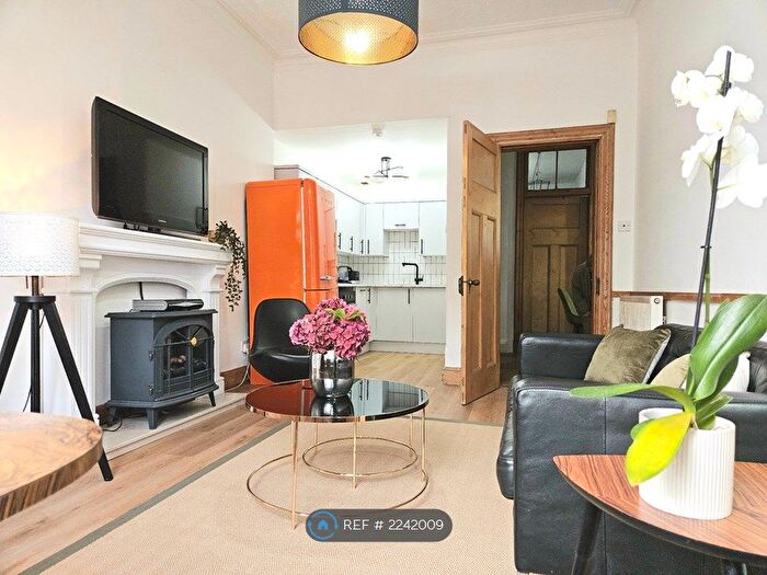 2 Bedroom Flat To Rent In Kingarth Street, Glasgow, G42