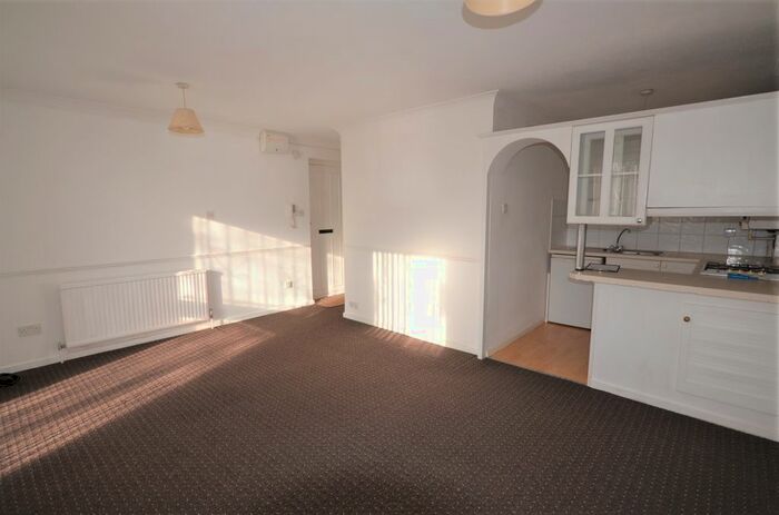 Studio To Rent In Rochfords Gardens, Slough SL2