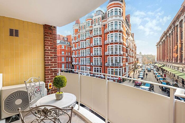 2 Bedroom Flat To Rent In Hans Crescent, Knightsbridge, London, SW1X