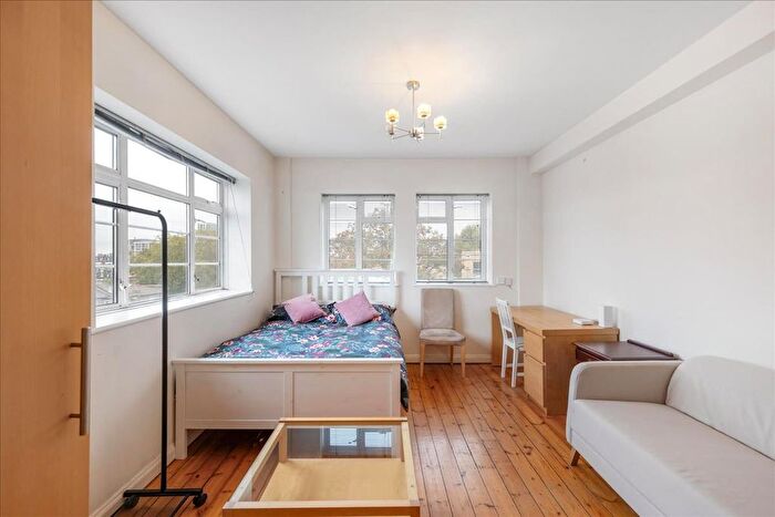 3 Bedroom Flat To Rent In West Kensington Court, London, W14