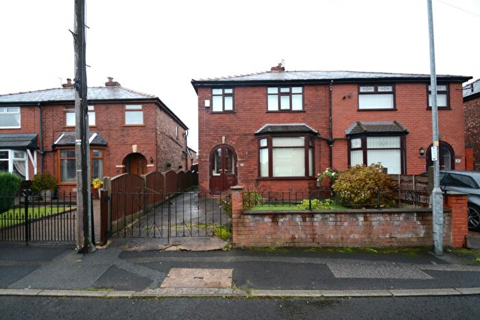 3 Bedroom Semi Detached House For Sale In Burns Grove, Droylsden, M43