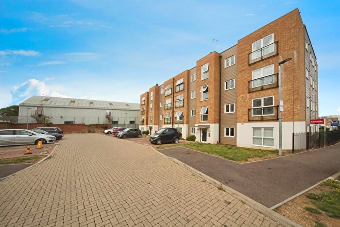 2 Bedroom Flat For Sale In Bongrace Walk, Luton, LU4