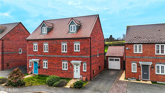 3 Bedroom Semi Detached House For Sale In Meadow Way, Tamworth, Staffordshire, B79