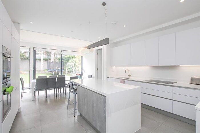 7 Bedroom Bungalow To Rent In Decoy Avenue, Temple Fortune, NW11