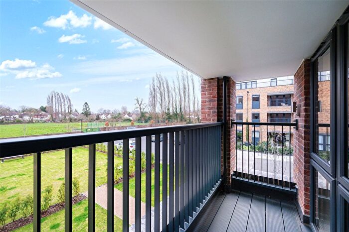 1 Bedroom Flat For Sale In Oaklands Park, Littleworth Road, Esher, KT10
