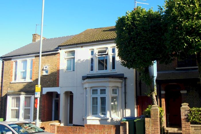 1 Bedroom Flat To Rent In Queens Road, Watford, WD17