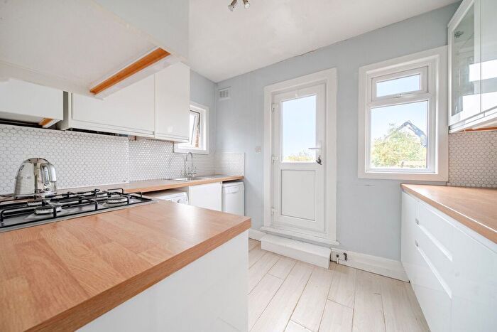 2 Bedroom Flat For Sale In Queenstown Road, London, SW8