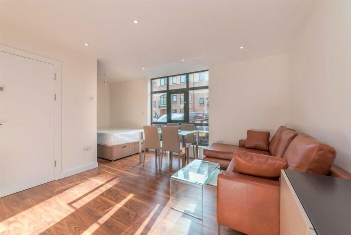 Studio To Rent In Clifton Court, Corner Hall, Hemel Hempstead, HP3