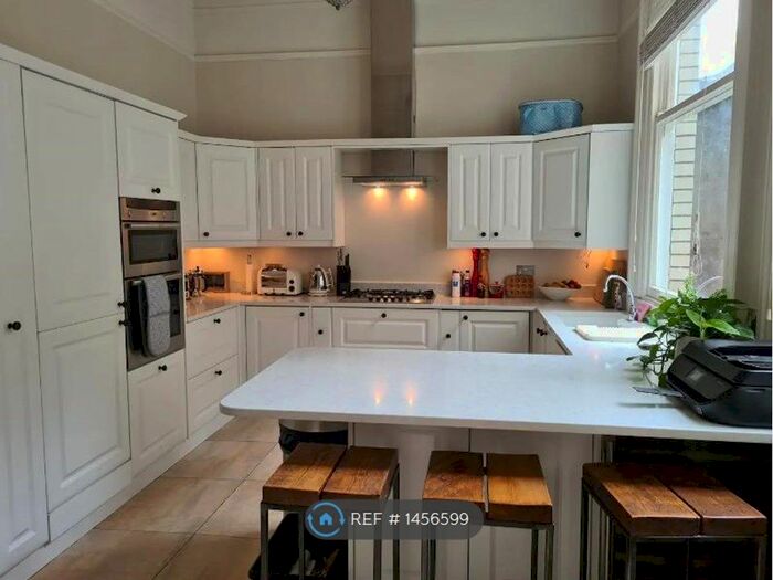 3 Bedroom Flat To Rent In Court Royal Mansions, Brighton, BN2