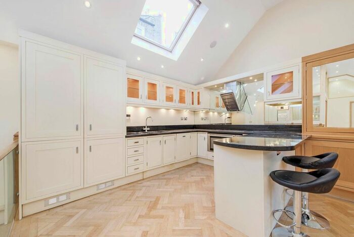 3 Bedroom Flat To Rent In Moreton Terrace Mews South, Pimlico, London, SW1V