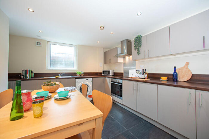 6 Bedroom Terraced House To Rent In Chestnut Avenue, Hyde Park, Leeds, LS6