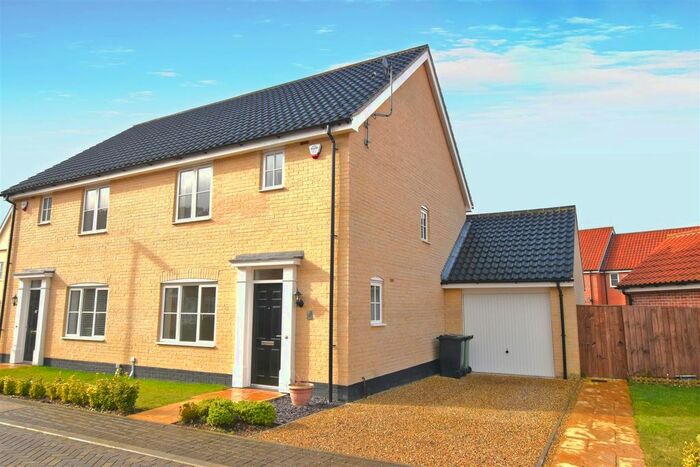 3 Bedroom Semi-Detached House To Rent In Smedley Close, North Walsham, NR28