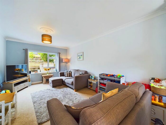 3 Bedroom Semi-Detached House For Sale In Warren Avenue, Sherwood, Nottingham, NG5