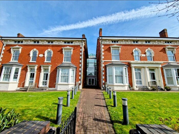 2 Bedroom Flat To Rent In Warwick Road, Solihull, West Midlands, B92