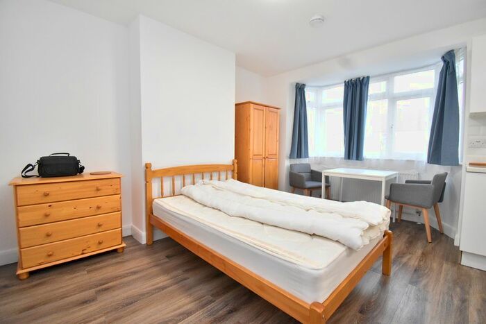 Studio To Rent In Devon Close, Perivale, UB6
