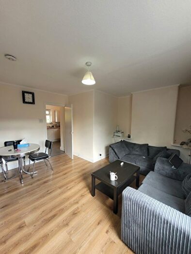 3 Bedroom Flat To Rent In Lonsdale Avenue, London, E6