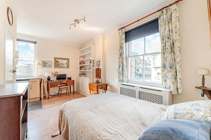 Apartment For Sale In Pilgrims Cloisters, Sedgmoor Place, Camberwell, London, SE5