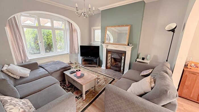 3 Bedroom Detached House For Sale In Wallace Crescent, Carshalton, Surrey, SM5