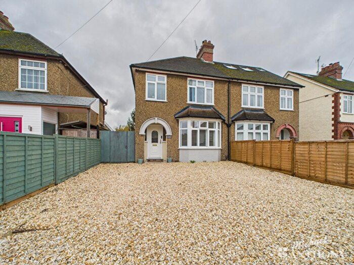 3 Bedroom Semi Detached House For Sale In Stanbridge Road, Leighton Buzzard, Bedfordshire, LU7