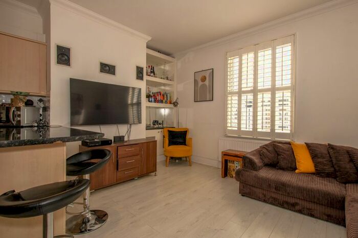 2 Bedroom Flat To Rent In Clifton Road, London, SE25