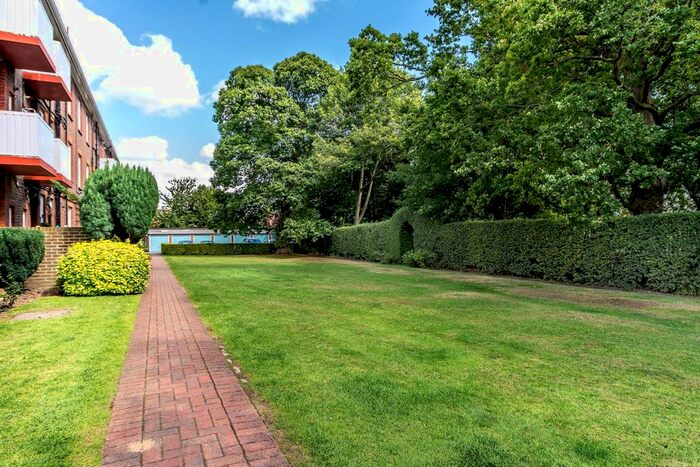 2 Bedroom Flat To Rent In Bromyard Avenue, Acton, London, W3