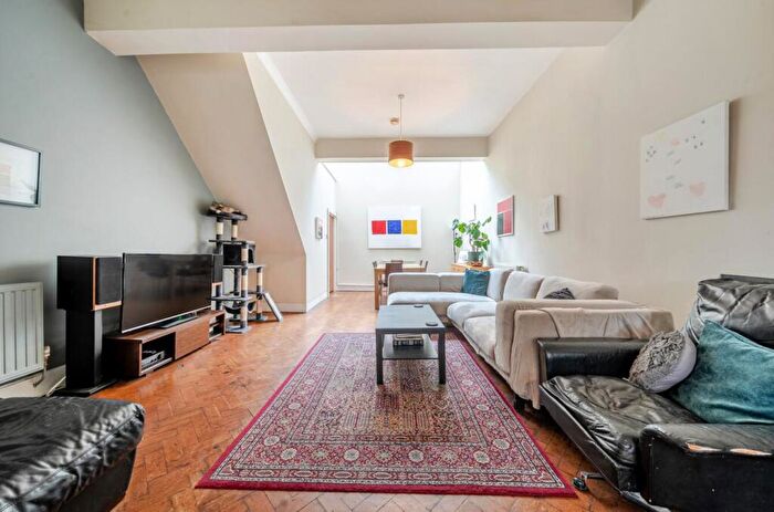 4 Bedroom Detached House For Sale In Abbotsbury Road, Central Morden, SM4