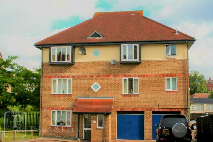 1 Bedroom Apartment To Rent In Nicholsons Grove, Colchester, Essex, CO1