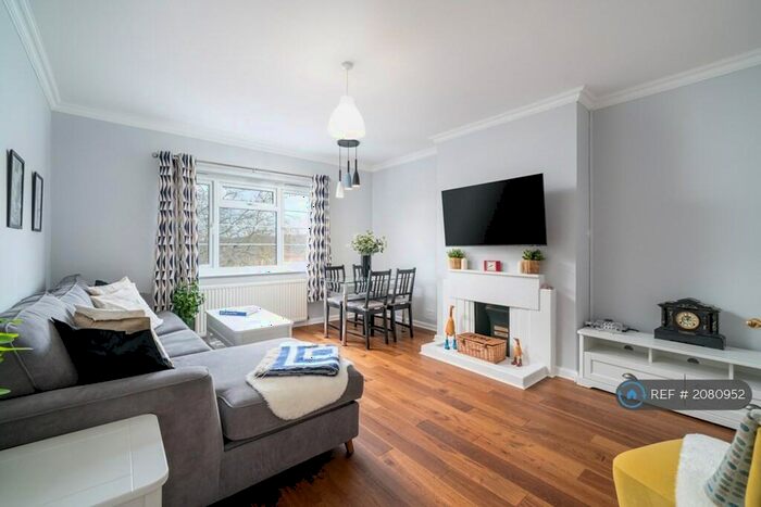 2 Bedroom Flat To Rent In Linksview, London, N2