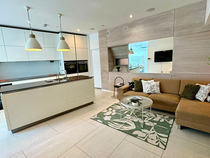 4 Bedroom Lodge To Rent In Gratton Road, Kensington (Olympia), Holland Park, Shepherd's Bush, London, W14