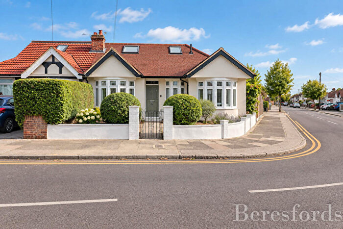 4 Bedroom Bungalow For Sale In Alma Avenue, Hornchurch, RM12