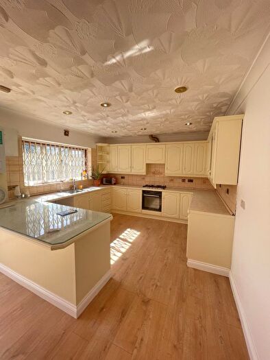 6 Bedroom Terraced House To Rent In Victoria Avenue, Hounslow, TW3