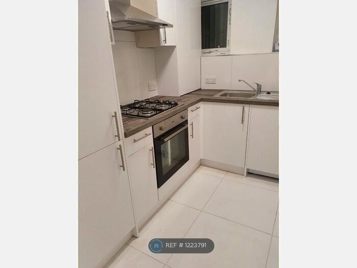 2 Bedroom Flat To Rent In Lodge Lane, Grays, RM17