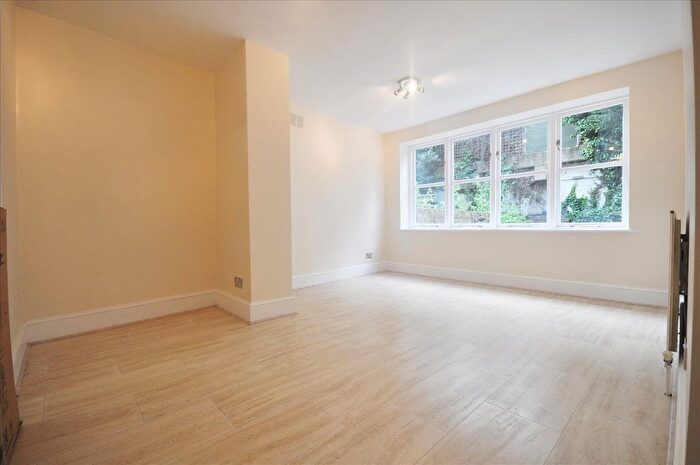 1 Bedroom Flat To Rent In Eardley Crescent, Earls Court, London, SW5