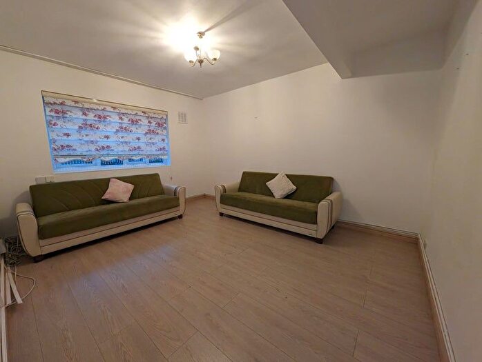 2 Bedroom Flat To Rent In London, SW2