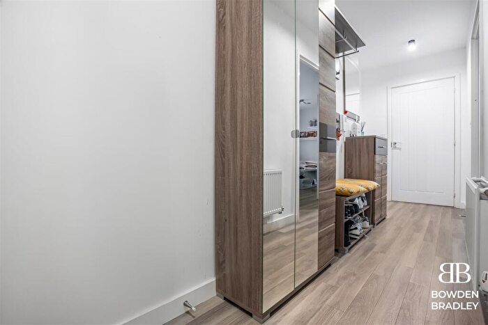 1 Bedroom Apartment For Sale In Marine Crescent, Hainault, IG6