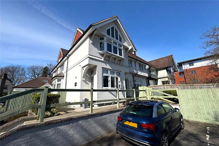 1 Bedroom Flat For Sale In Clockhouse Road, Farnborough, Hampshire, GU14