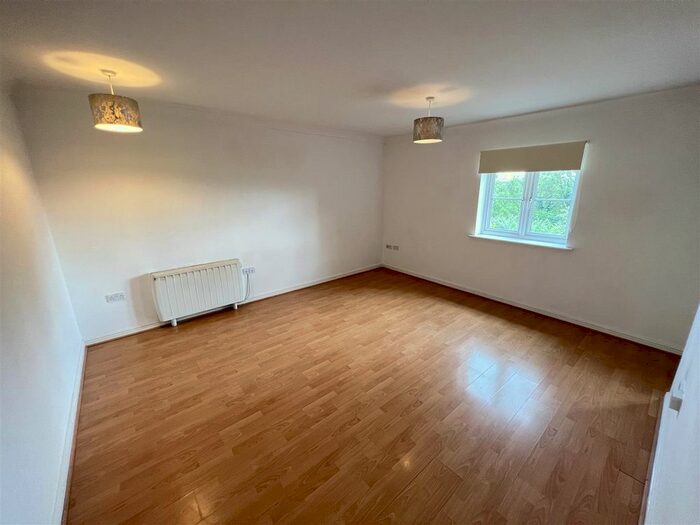 2 Bedroom Flat To Rent In Windermere Avenue, Purfleet, RM19