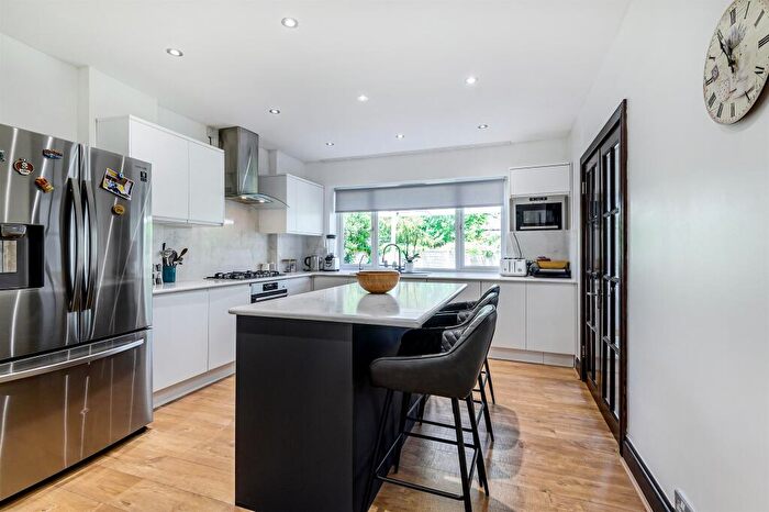 4 Bedroom End Of Terrace House For Sale In Eastbury Avenue, Enfield, EN1