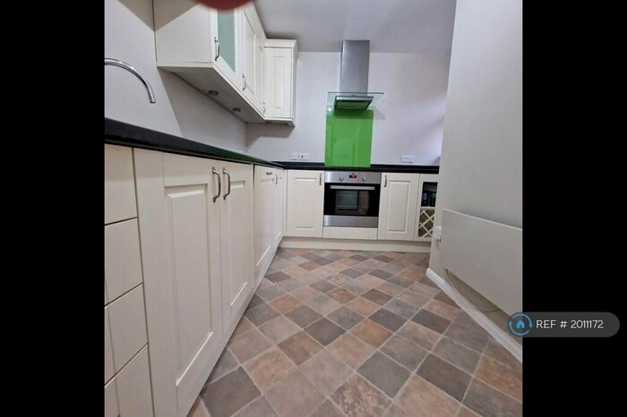 2 Bedroom Flat To Rent In Cobblers Close, Slough, SL2