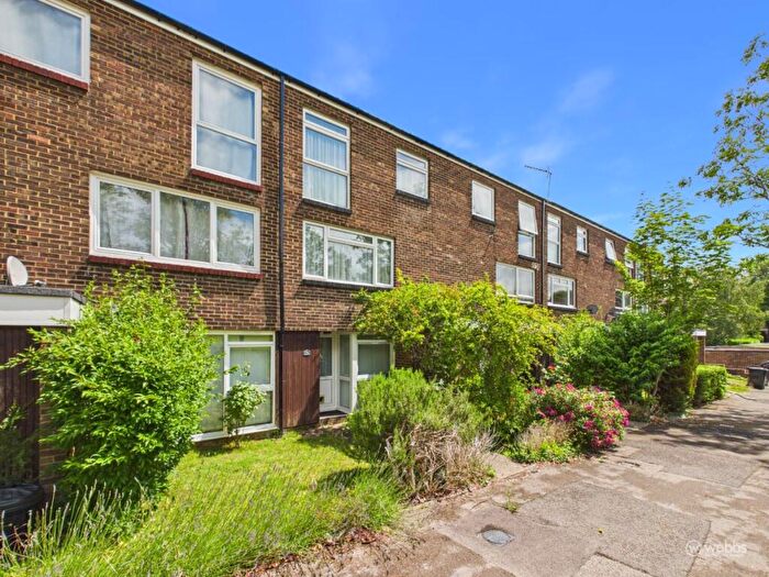 2 Bedroom Maisonette For Sale In Woodpecker Mount, Croydon, CR0