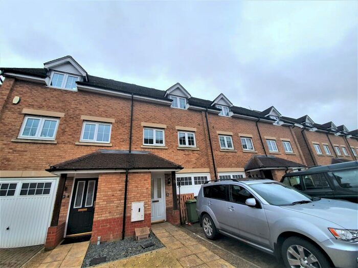3 Bedroom Terraced House To Rent In Watling Gardens, Dunstable, LU6